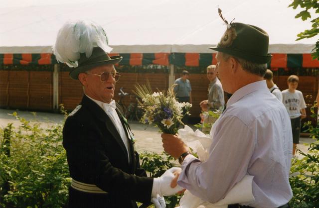 1993_Spieß 55 jahre.jpg - Glückwünsche zum Geburtstag (55) an Hauptmann Anton Eßling von der Kompanie durch Schütze Bernhard Terwei.